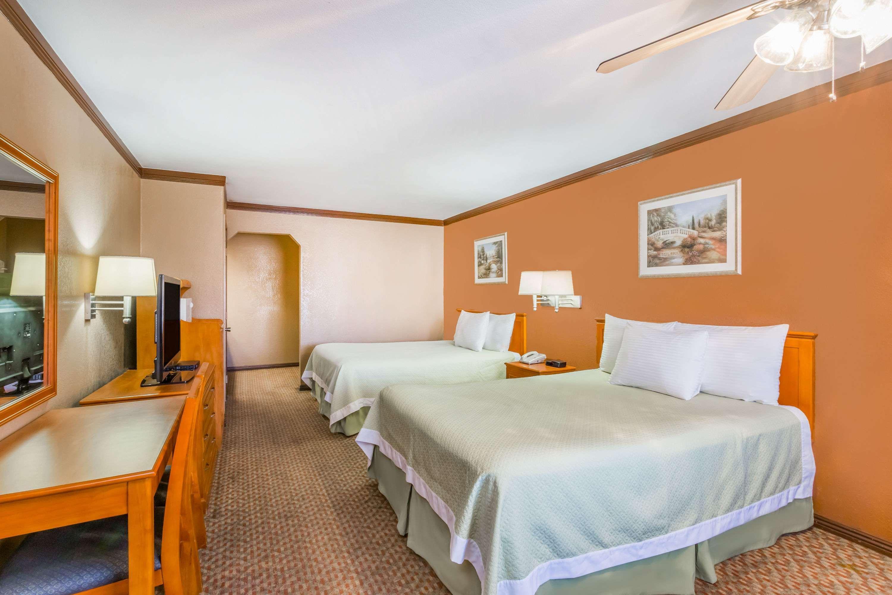 Days Inn By Wyndham Bishop Bagian luar foto