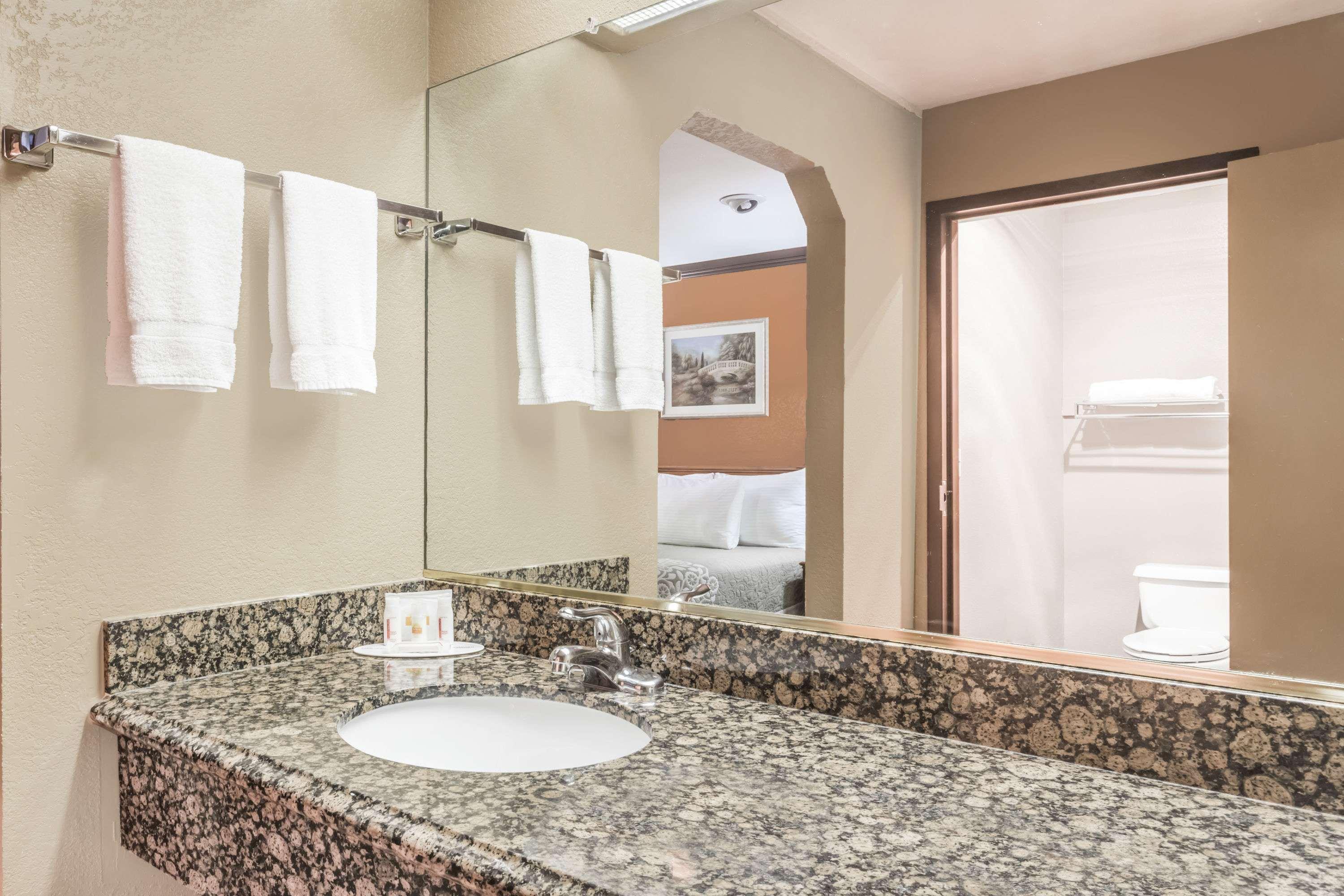 Days Inn By Wyndham Bishop Bagian luar foto