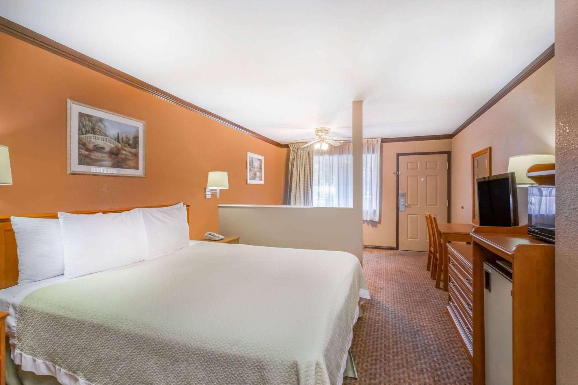 Days Inn By Wyndham Bishop Bagian luar foto