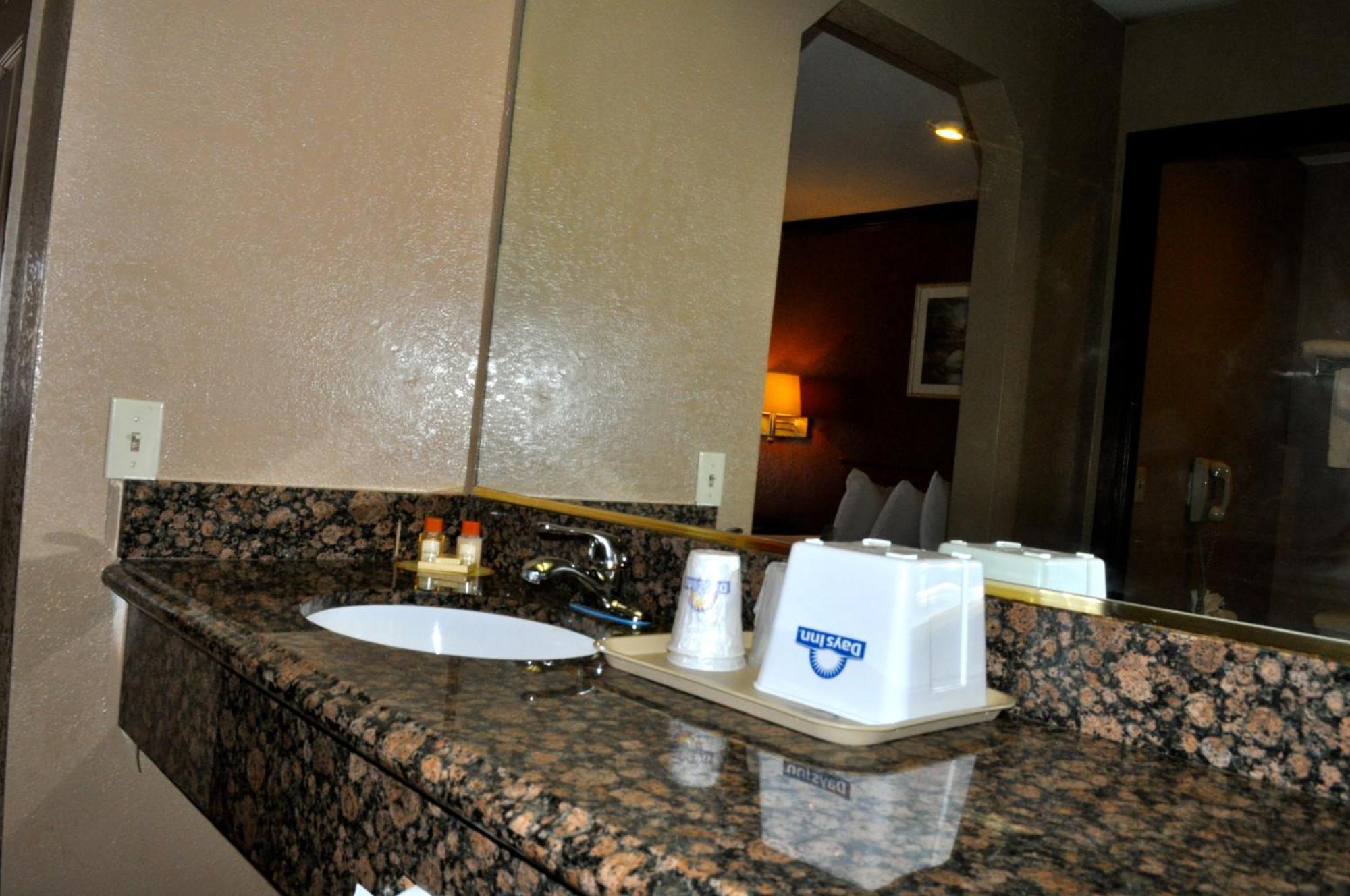 Days Inn By Wyndham Bishop Bagian luar foto