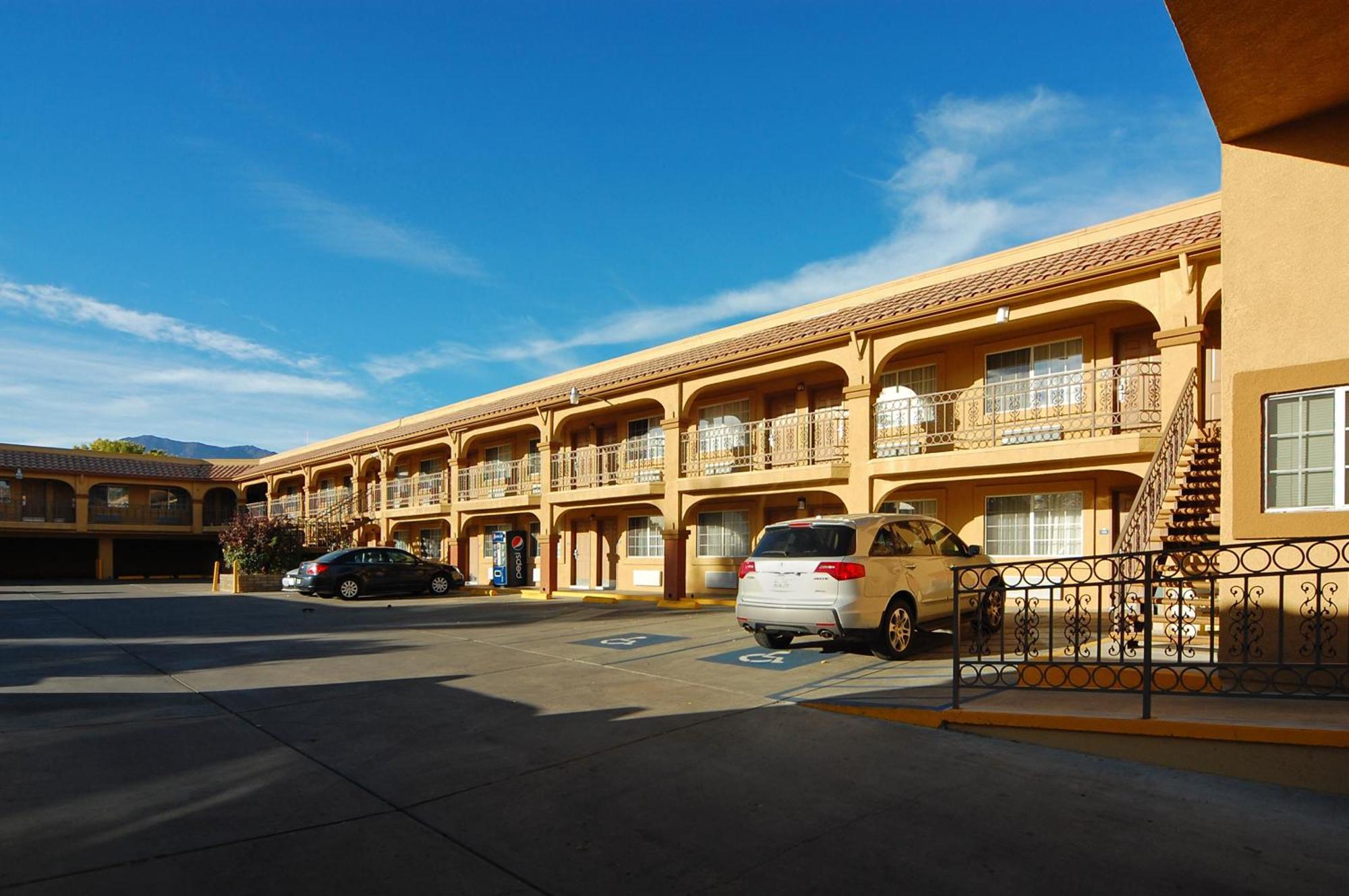 Days Inn By Wyndham Bishop Bagian luar foto