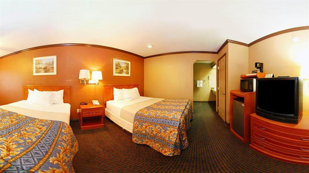 Days Inn By Wyndham Bishop Bagian luar foto