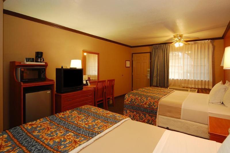 Days Inn By Wyndham Bishop Bagian luar foto