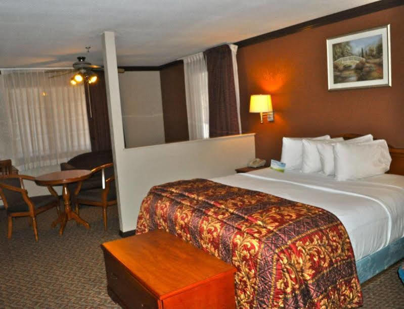 Days Inn By Wyndham Bishop Bagian luar foto