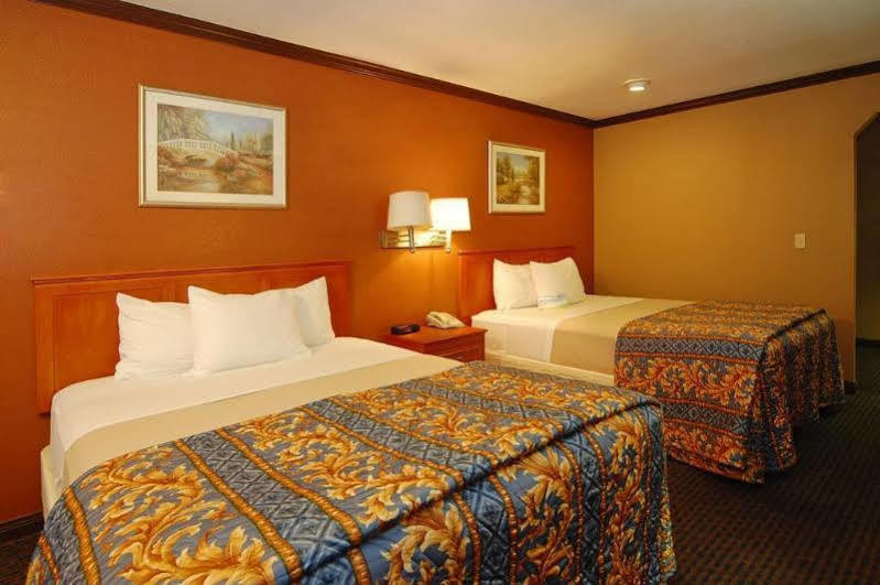 Days Inn By Wyndham Bishop Bagian luar foto