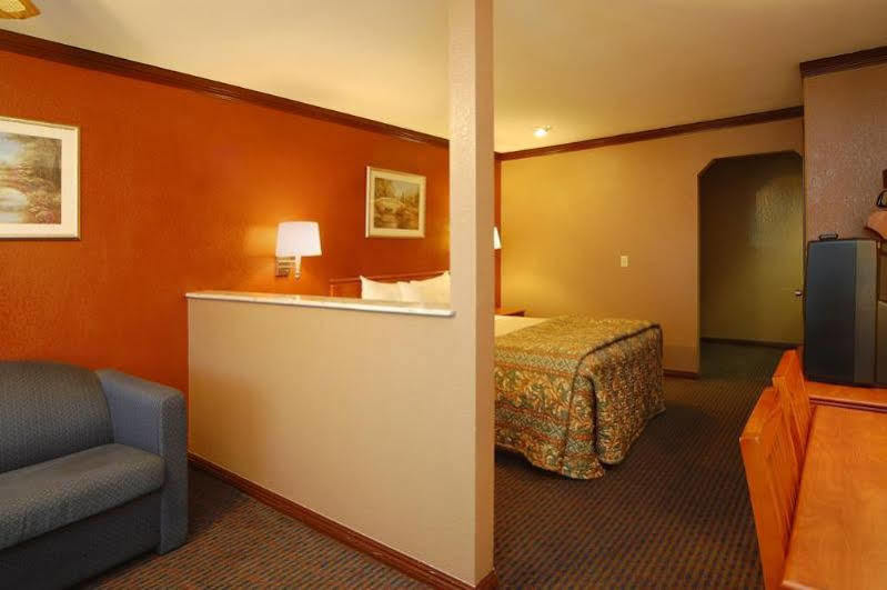 Days Inn By Wyndham Bishop Bagian luar foto